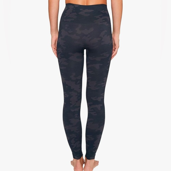 NWOT Spanx Look at Me Now Seamless Legging M Black Camo High Waist Shaping - Picture 2 of 6